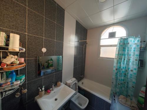 Fürdőszoba, Spacious Villa Studio 12 mins from Airport in Khalifa City Fürdőszoba, Spacious Villa Studio 12 mins from Airport in Khalifa City