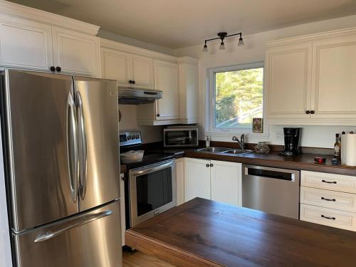 Chalet chaleureux 4 chambres avec spa et foyer, en pleine montagne in Saint-Paul-De-Montminy (QC) Chalet chaleureux 4 chambres avec spa et foyer, en pleine montagne in Saint-Paul-De-Montminy (QC)