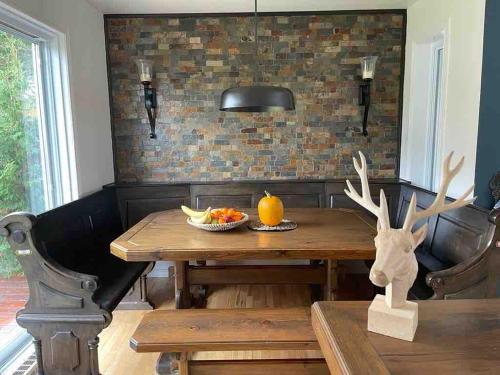 Chalet chaleureux 4 chambres avec spa et foyer, en pleine montagne in Saint-Paul-De-Montminy (QC) Chalet chaleureux 4 chambres avec spa et foyer, en pleine montagne in Saint-Paul-De-Montminy (QC)