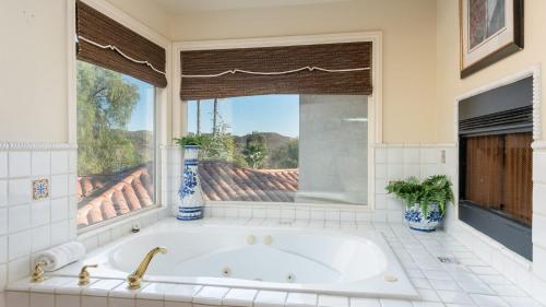 Létesítmények, Private Estate w Pool Hot Tub Tennis Court Near Encinitas The Ranch by AvantStay in San Marcos Létesítmények, Private Estate w Pool Hot Tub Tennis Court Near Encinitas The Ranch by AvantStay in San Marcos