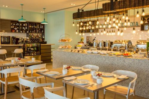 Restaurant, Fiesta Inn Buenavista in North - Basilica of Guadalupe Restaurant, Fiesta Inn Buenavista in North - Basilica of Guadalupe