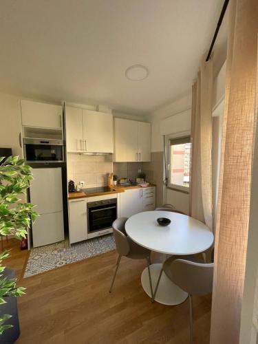 Kitchen, Lisbon in sight! Apartment near Reboleira subway in Amadora Kitchen, Lisbon in sight! Apartment near Reboleira subway in Amadora