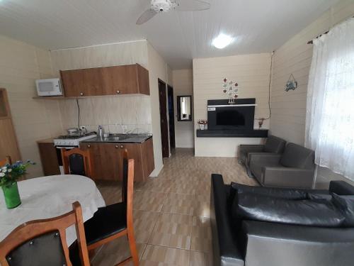 Casa Azul aconchegante, próx. a praia, Wi-Fi 300mb (Casa Azul aconchegante, prox. a praia, Wi-Fi 300mb) in Guaratuba Casa Azul aconchegante, próx. a praia, Wi-Fi 300mb (Casa Azul aconchegante, prox. a praia, Wi-Fi 300mb) in Guaratuba