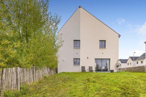 Exterior view, Grande maison familiale avec jardin, proche Paris & Orly in Arpajon Exterior view, Grande maison familiale avec jardin, proche Paris & Orly in Arpajon