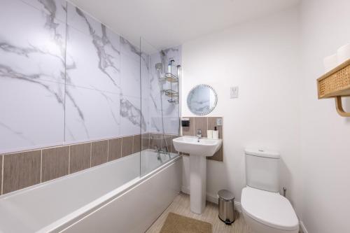 Numero Uno Luxe Retreat 3BR 3 Baths Hot Tub wifi in Benwell and Scotswood Numero Uno Luxe Retreat 3BR 3 Baths Hot Tub wifi in Benwell and Scotswood