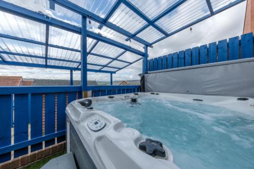 Hot tub, Numero Uno Luxe Retreat 3BR 3 Baths Hot Tub wifi in Benwell and Scotswood Hot tub, Numero Uno Luxe Retreat 3BR 3 Baths Hot Tub wifi in Benwell and Scotswood