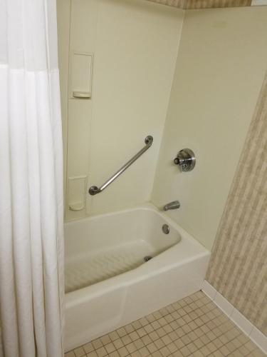 This photo about Clarion Hotel Lake Erie shared on HyHotel.com