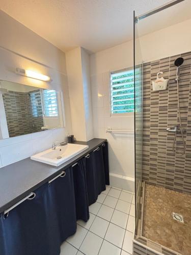 Shower, Perle du Moule in Le Moule Shower, Perle du Moule in Le Moule