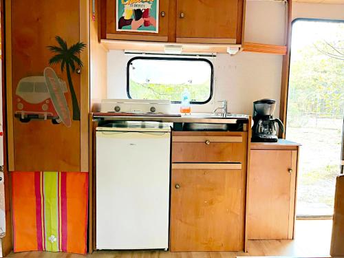 Konyha, Guitard Caravan Club - Caravane romantique et insolite in Bouglon Konyha, Guitard Caravan Club - Caravane romantique et insolite in Bouglon