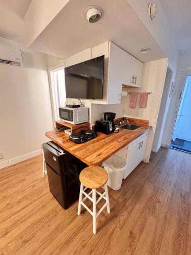 Kitchen, Coral Key Inn in Lauderdale-by-the-Sea Kitchen, Coral Key Inn in Lauderdale-by-the-Sea