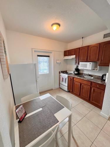 Kitchen, Coral Key Inn in Lauderdale-by-the-Sea Kitchen, Coral Key Inn in Lauderdale-by-the-Sea