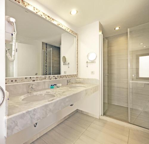 This photo about Izer Hotel Beach Club shared on HyHotel.com