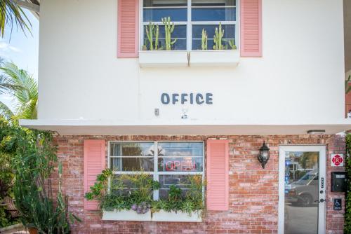 Entrance, Shore Haven Resort Inn in Lauderdale-by-the-Sea Entrance, Shore Haven Resort Inn in Lauderdale-by-the-Sea