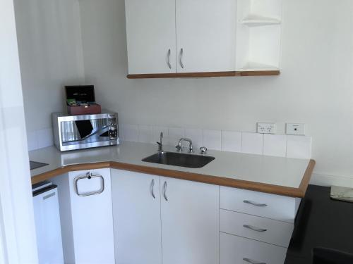 Kitchen, Cable Court Motel near Signal Hill Kitchen, Cable Court Motel near Signal Hill