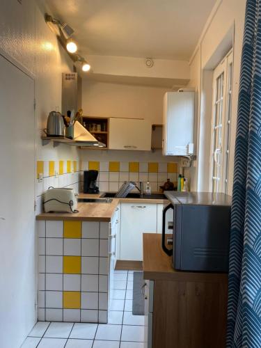 Studio miroir in Avenue de la Liberation Studio miroir in Avenue de la Liberation