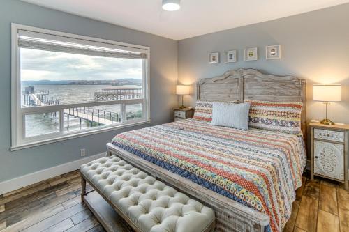 Waterfront Clear Lake Home with Game Room and Deck! in Nice Waterfront Clear Lake Home with Game Room and Deck! in Nice