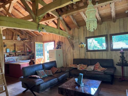 Tranquil Barn dans le foret in Sabres Tranquil Barn dans le foret in Sabres