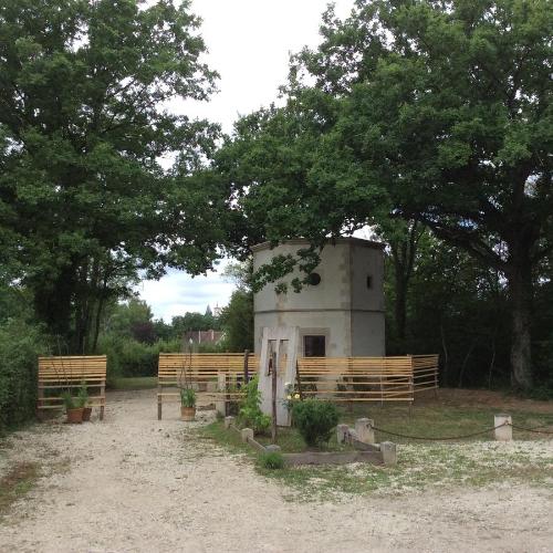 Kilátás, Hexagonal Tower for 2 with shared pool in Semur-en-Auxois Kilátás, Hexagonal Tower for 2 with shared pool in Semur-en-Auxois
