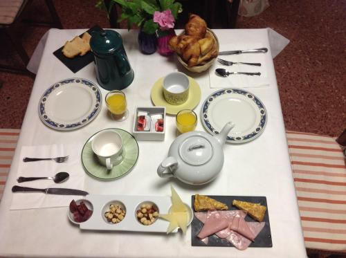 Food and beverages, Hostal Pirineos in Barbastro Food and beverages, Hostal Pirineos in Barbastro