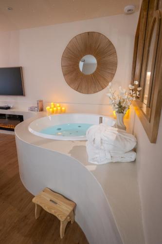 ג'קוזי, Cocoon - Romantic suite with spa - Downtown in Pontarlier ג'קוזי, Cocoon - Romantic suite with spa - Downtown in Pontarlier