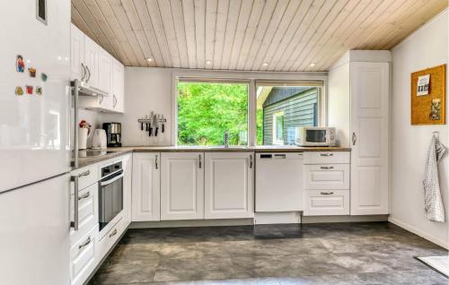 Konyha, Amazing Home In Blåvand With Sauna (Amazing Home In Blavand With Sauna) in Bredmose Konyha, Amazing Home In Blåvand With Sauna (Amazing Home In Blavand With Sauna) in Bredmose