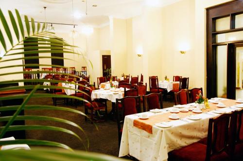 Restaurang, The New Ambassador Hotel in Harare Restaurang, The New Ambassador Hotel in Harare