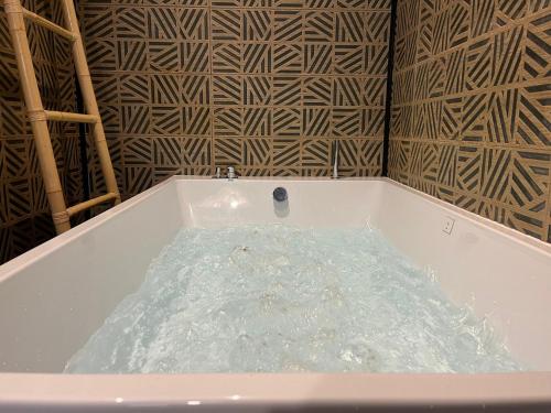 Love Room Valence Amour & Bulles avec Jacuzzi - Lit et miroir XXL - Sofa Tantra - Drôme Ardèche (Suite Romantique - Love Room Valence Amour et Bulles - Jacuzzi - Lit king size avec miroir XXL - Sof) in Bourg-les-Valence Love Room Valence Amour & Bulles avec Jacuzzi - Lit et miroir XXL - Sofa Tantra - Drôme Ardèche (Suite Romantique - Love Room Valence Amour et Bulles - Jacuzzi - Lit king size avec miroir XXL - Sof) in Bourg-les-Valence