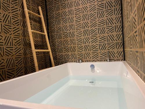 Love Room Valence Amour & Bulles avec Jacuzzi - Lit et miroir XXL - Sofa Tantra - Drôme Ardèche (Suite Romantique - Love Room Valence Amour et Bulles - Jacuzzi - Lit king size avec miroir XXL - Sof) in Bourg-les-Valence Love Room Valence Amour & Bulles avec Jacuzzi - Lit et miroir XXL - Sofa Tantra - Drôme Ardèche (Suite Romantique - Love Room Valence Amour et Bulles - Jacuzzi - Lit king size avec miroir XXL - Sof) in Bourg-les-Valence