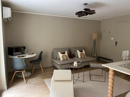 Love Room Valence Amour & Bulles avec Jacuzzi - Lit et miroir XXL - Sofa Tantra - Drôme Ardèche (Suite Romantique - Love Room Valence Amour et Bulles - Jacuzzi - Lit king size avec miroir XXL - Sof) in Bourg-les-Valence Love Room Valence Amour & Bulles avec Jacuzzi - Lit et miroir XXL - Sofa Tantra - Drôme Ardèche (Suite Romantique - Love Room Valence Amour et Bulles - Jacuzzi - Lit king size avec miroir XXL - Sof) in Bourg-les-Valence