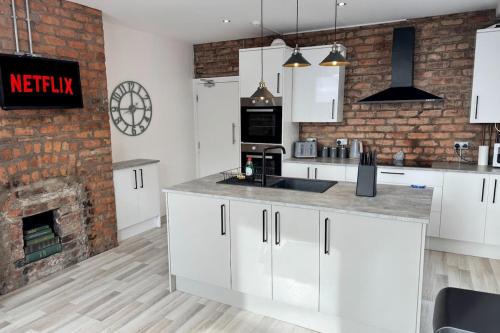 Kitchen Island TV Every Room Multi Beds 5 Bath in Edge Hill Kitchen Island TV Every Room Multi Beds 5 Bath in Edge Hill