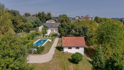 A szálláshely kívülről, Luxus Villa mit großem Pool Alleinlage Nähe Graz (Luxus Villa mit großem Pool Alleinlage Nahe Graz) in Markt Hartmannsdorf A szálláshely kívülről, Luxus Villa mit großem Pool Alleinlage Nähe Graz (Luxus Villa mit großem Pool Alleinlage Nahe Graz) in Markt Hartmannsdorf