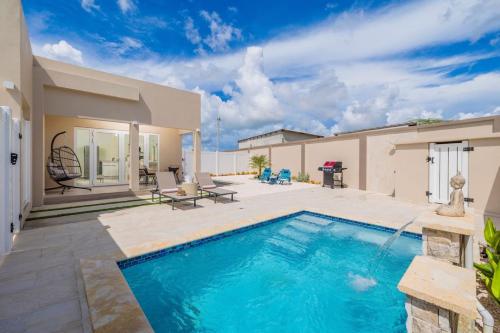 Stylish & Sunny Home Mins to Beach and Private Pool! in Muu Stylish & Sunny Home Mins to Beach and Private Pool! in Muu