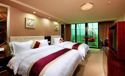 New World Hotel near Temple of the Six Banyan Trees New World Hotel near Temple of the Six Banyan Trees