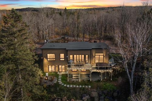 Modern Lakefront Chalet Private Jacuzzi Dock in 卓特斯(QC) Modern Lakefront Chalet Private Jacuzzi Dock in 卓特斯(QC)