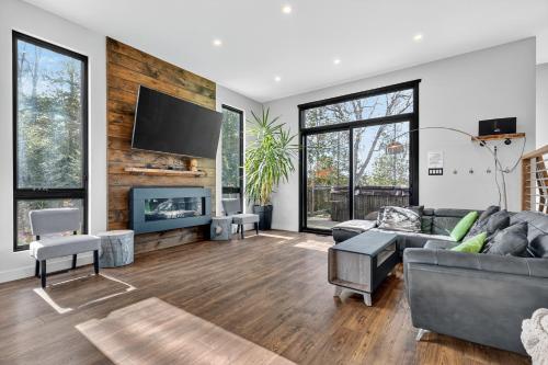 Modern Lakefront Chalet Private Jacuzzi Dock in 卓特斯(QC) Modern Lakefront Chalet Private Jacuzzi Dock in 卓特斯(QC)