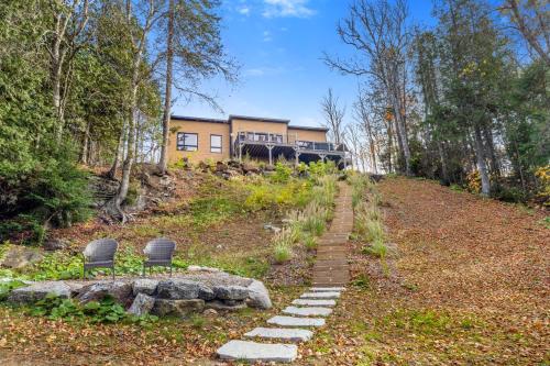 Modern Lakefront Chalet Private Jacuzzi Dock in 卓特斯(QC) Modern Lakefront Chalet Private Jacuzzi Dock in 卓特斯(QC)