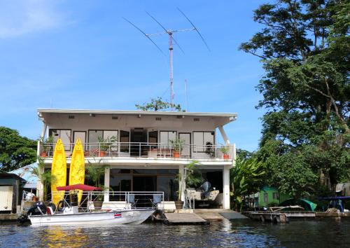 Exterior view, Tortuguero Adventures GuestHouse in Tortuguero Exterior view, Tortuguero Adventures GuestHouse in Tortuguero