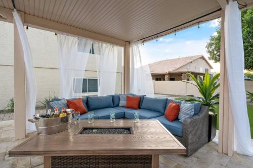 Epic 6BR with Foosball and Popcorn - Pool and Fire Pit in Peoria (AZ) Epic 6BR with Foosball and Popcorn - Pool and Fire Pit in Peoria (AZ)