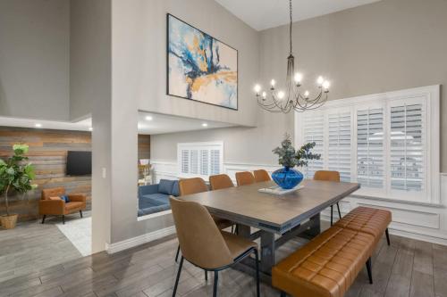 Epic 6BR with Foosball and Popcorn - Pool and Fire Pit in Peoria (AZ) Epic 6BR with Foosball and Popcorn - Pool and Fire Pit in Peoria (AZ)