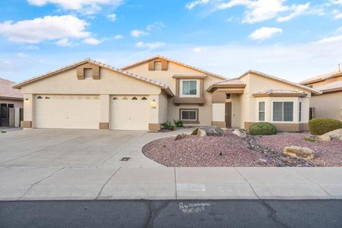 Epic 6BR with Foosball and Popcorn - Pool and Fire Pit in Peoria (AZ) Epic 6BR with Foosball and Popcorn - Pool and Fire Pit in Peoria (AZ)