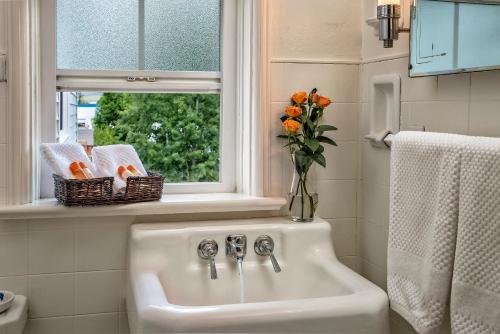 在meiguo.com看到的Baker City Blue Door Inn的介绍图片