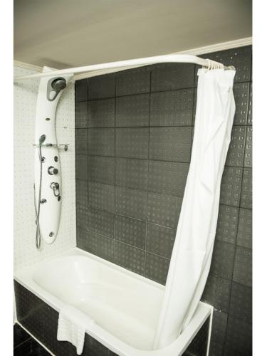 Banheiro, Grand Royal Hotel (Cherry Maryski Hotel) in Alexandria Banheiro, Grand Royal Hotel (Cherry Maryski Hotel) in Alexandria