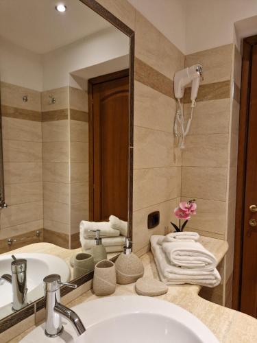 Shower, Garden Roma 35 Residence in Casilina Shower, Garden Roma 35 Residence in Casilina