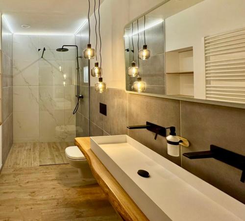 Fürdőszoba, FeWo im Chalet Style mit Kamin und Wärmekabine (FeWo im Chalet Style mit Kamin und Warmekabine) in Geyer Fürdőszoba, FeWo im Chalet Style mit Kamin und Wärmekabine (FeWo im Chalet Style mit Kamin und Warmekabine) in Geyer