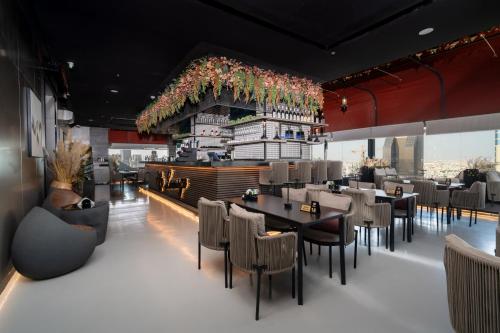 مطعم, فندق مشارف المدن (Msharef Almoden hotel) in العقيق مطعم, فندق مشارف المدن (Msharef Almoden hotel) in العقيق