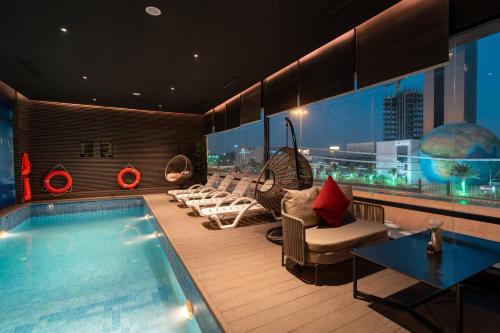 مسبح, فندق مشارف المدن (Msharef Almoden hotel) in العقيق مسبح, فندق مشارف المدن (Msharef Almoden hotel) in العقيق