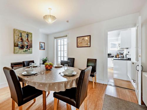 Instalaciones, 3 Bed in Arundel 90894 in Arundel Instalaciones, 3 Bed in Arundel 90894 in Arundel