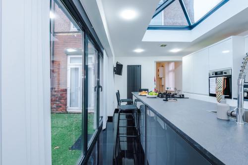 Konyha, 6BR Home - Sleeps 15 - Ideal for Contractors & Group Stays - Parking in Rochdale Konyha, 6BR Home - Sleeps 15 - Ideal for Contractors & Group Stays - Parking in Rochdale