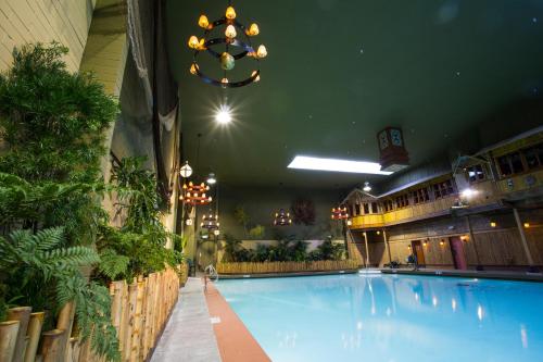 Úszómedence, McMenamins Anderson School in Bothell (Washington) Úszómedence, McMenamins Anderson School in Bothell (Washington)