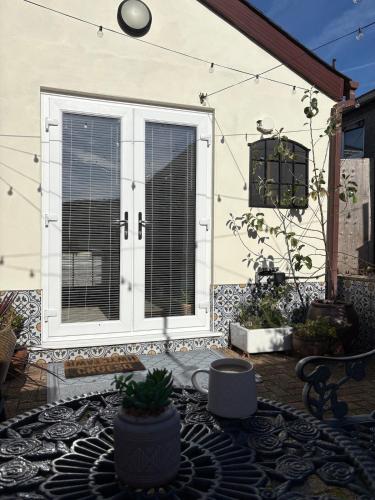 Kert, Tŷ Twt (Ty Twt) in Pontardawe Kert, Tŷ Twt (Ty Twt) in Pontardawe